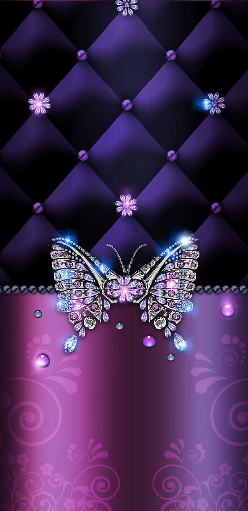 Purple Butterfly iPhone 桌布 壁紙 — 一隻閃閃發光的寶石蝴蝶停留在帶有花卉圖案和發光裝飾的紫色簇絨背景上。