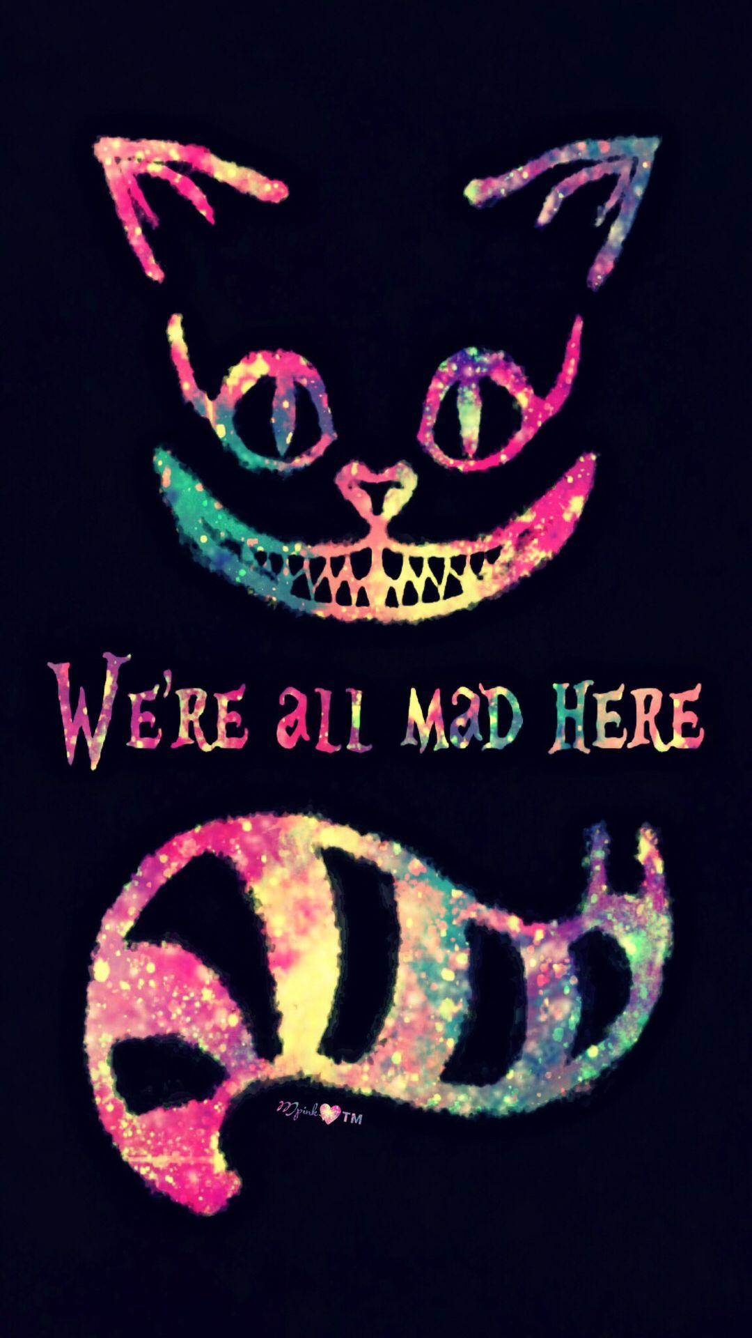 Alice In Wonderland Phone 桌布 壁紙 — 一隻閃閃發光的迷幻柴郡貓，咧嘴大笑，背景為黑色，並帶有文字 We're all mad here。