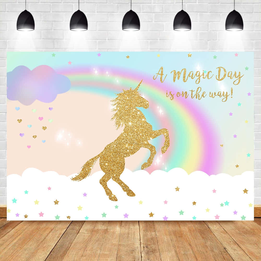 Unicorn Rainbow 桌布 壁紙 — 一隻閃閃發光的金色獨角獸在帶有星星、愛心和「A Magic Day is on the way!」字句的粉彩彩虹背景前驕傲地揚起。