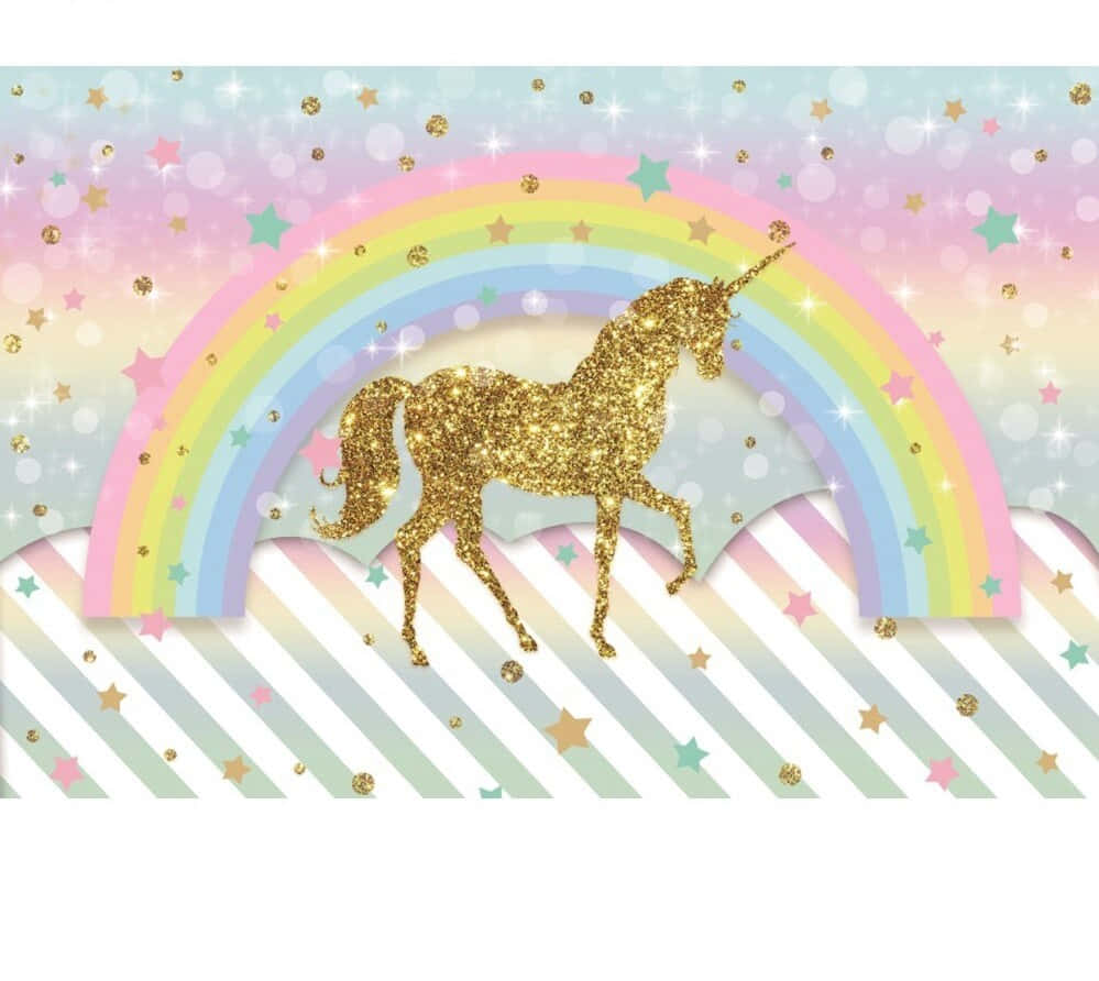 Unicorn Rainbow 桌布 壁紙 — 一隻閃閃發光的金色獨角獸站在粉彩彩虹下，背景是星空和條紋地面。