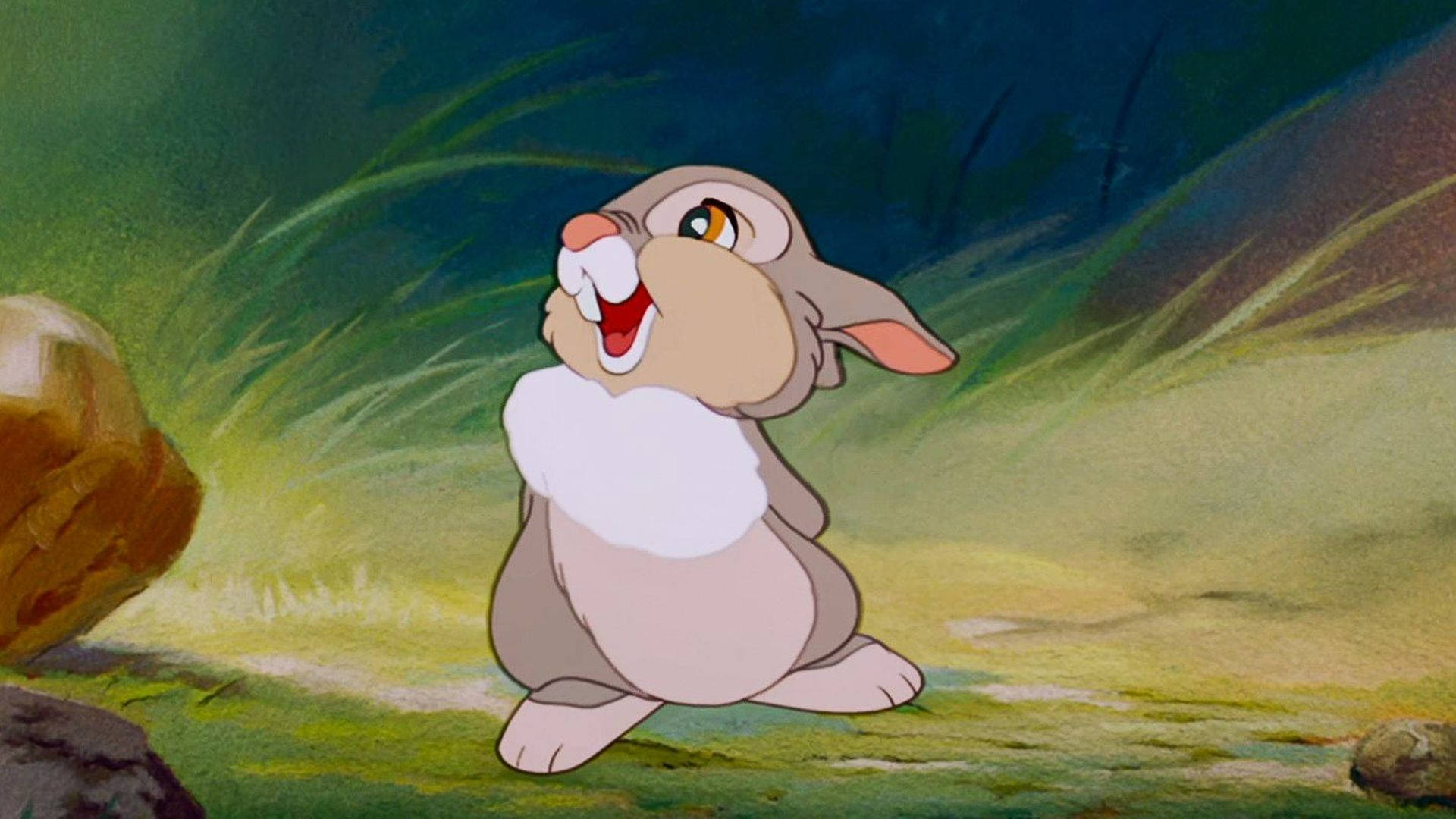 Thumper 桌布 壁紙 — 一隻開心的動畫兔子，白色胸口和粉紅色鼻子，坐在草地上，背景是深藍色天空。
