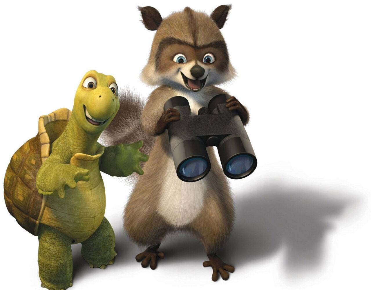 Over The Hedge 桌布 壁紙 — 一隻開心的動畫浣熊拿著望遠鏡，站在一隻微笑的綠色烏龜旁邊，背景是純白色。