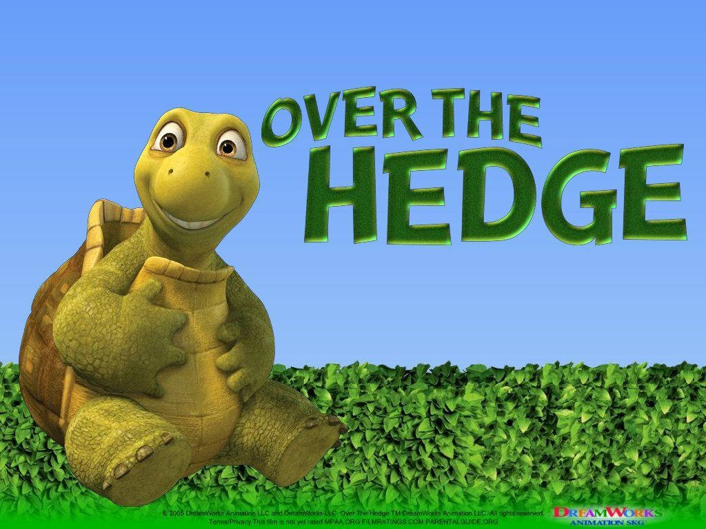 Over The Hedge 桌布 壁紙 — 一隻開心的動畫烏龜坐在茂密的綠色樹籬上，背景是晴朗的藍天，電影標題顯眼地展示出來。