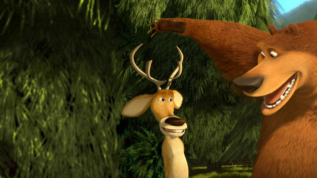 鹿 桌布 壁紙 — 一隻開心的動畫熊在茂密的綠色森林中頑皮地伸手觸碰一隻受驚的鹿。