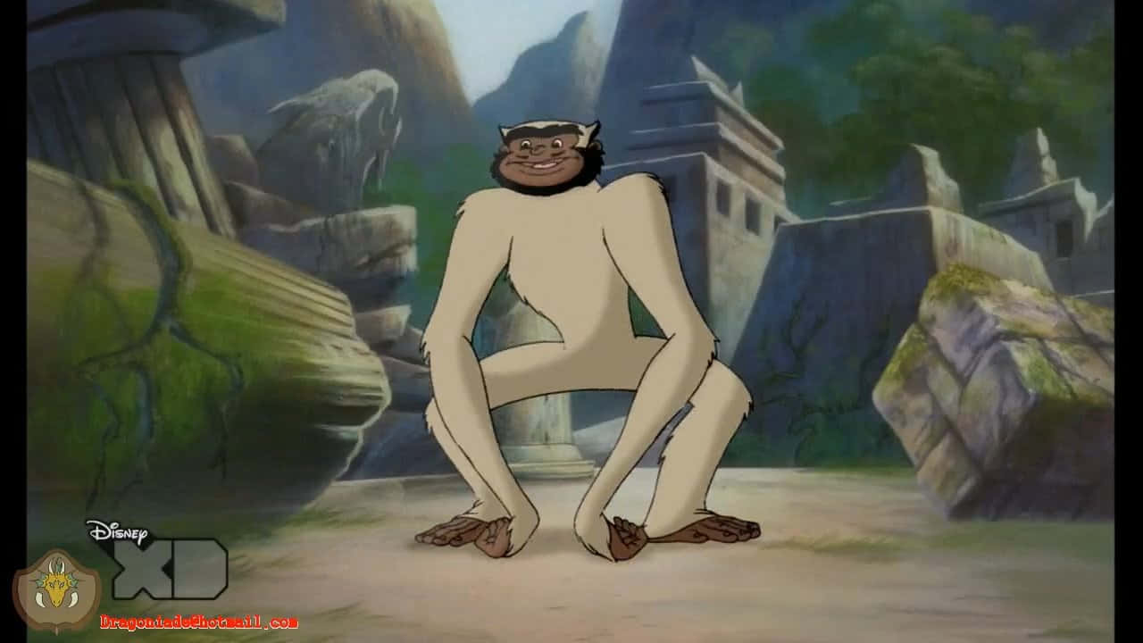 Ape 桌布 壁紙 — 一隻開心的動畫猿蹲在陽光普照的廢墟中，周圍是長滿苔蘚的石柱和古老建築。