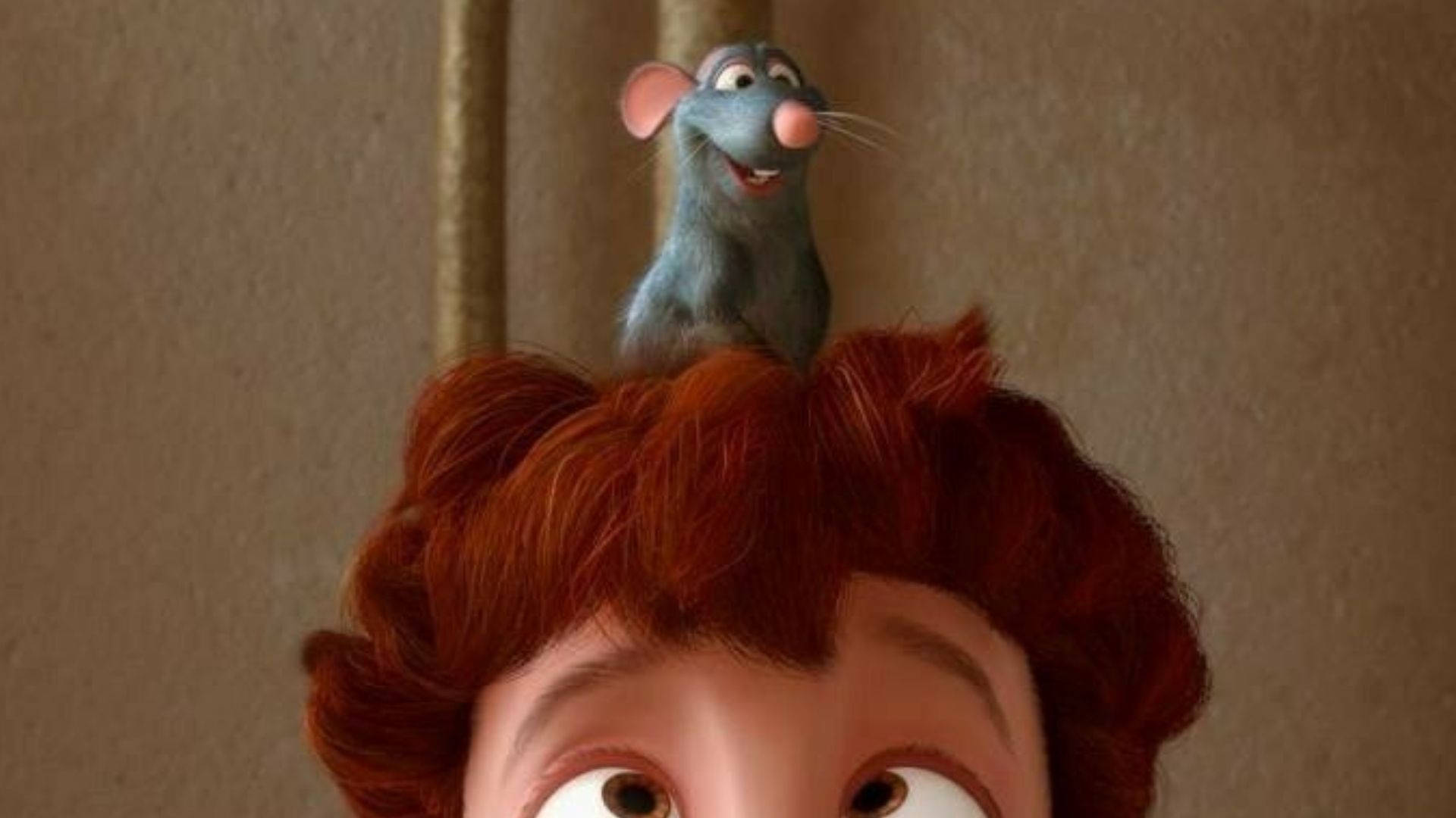 Ratatouille 桌布 壁紙 — 一隻開心的動畫老鼠坐在孩子捲曲的紅髮上，背景是溫暖的室內。
