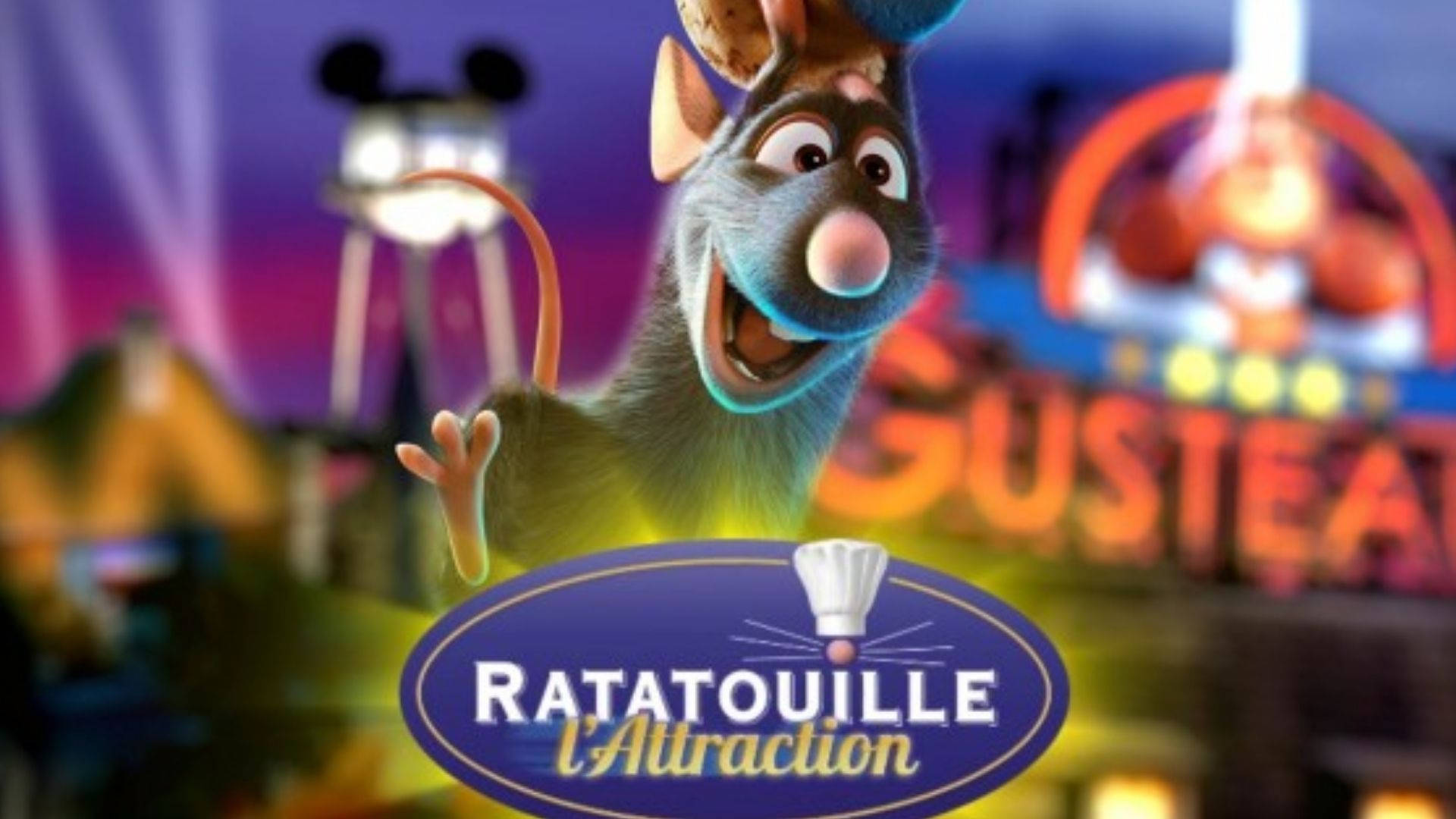 Ratatouille 桌布 壁紙 — 一隻開心的動畫老鼠廚師在一個充滿活力的夜間遊樂園中，在發光的「Ratatouille l'Attraction」標誌前興奮地揮手。