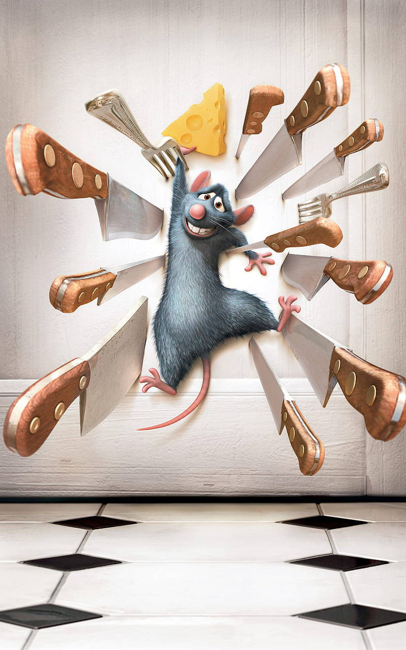 Ratatouille 桌布 壁紙 — 一隻開心的動畫老鼠穿過廚房牆壁，周圍有刀和楔形起司。