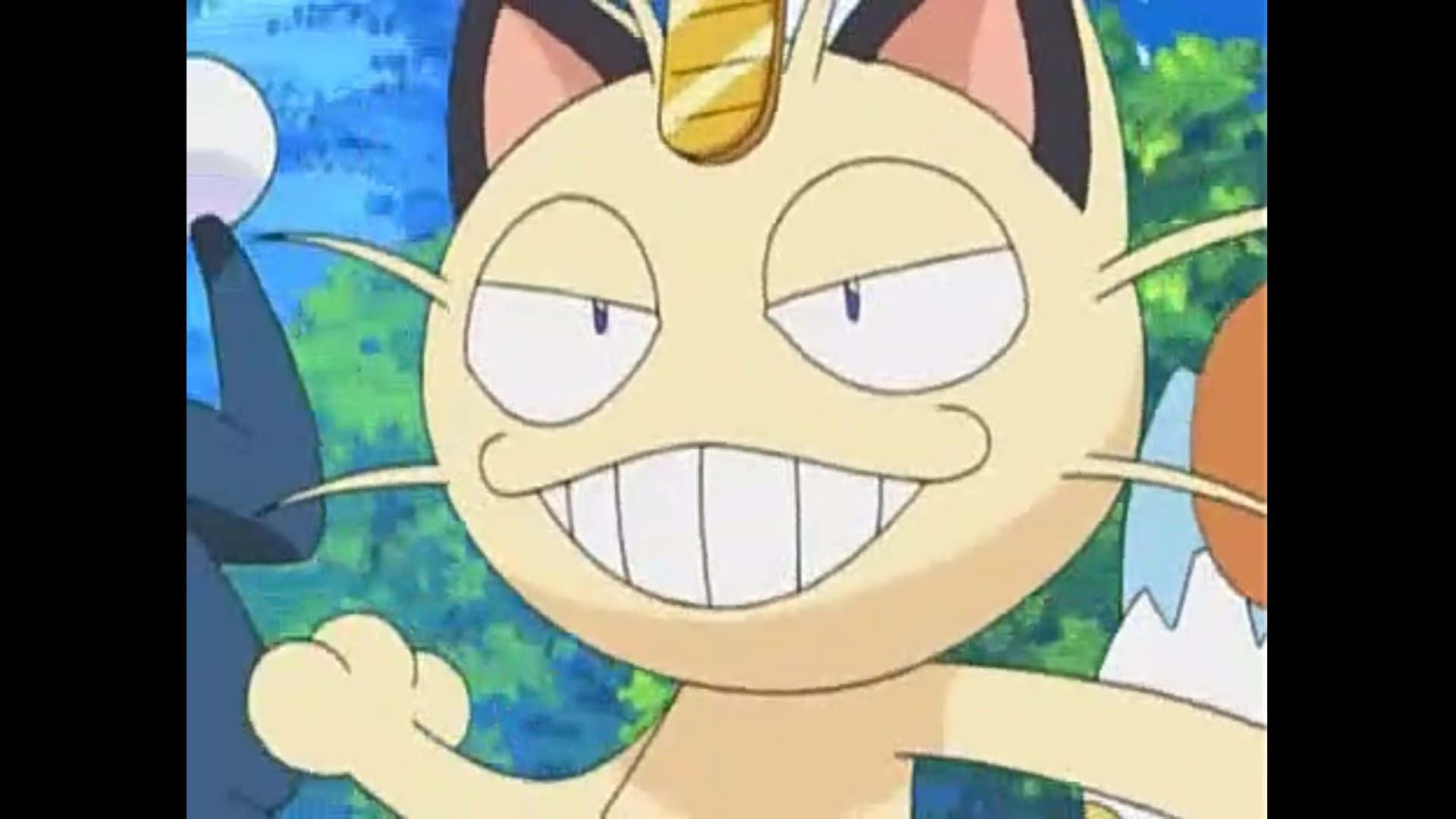 Pokemon Funny 桌布 壁紙 — 一隻開心的動畫貓咪般的寶可夢，有金色角和大大的笑容，在戶外面對明亮的藍天和綠色樹葉站著。