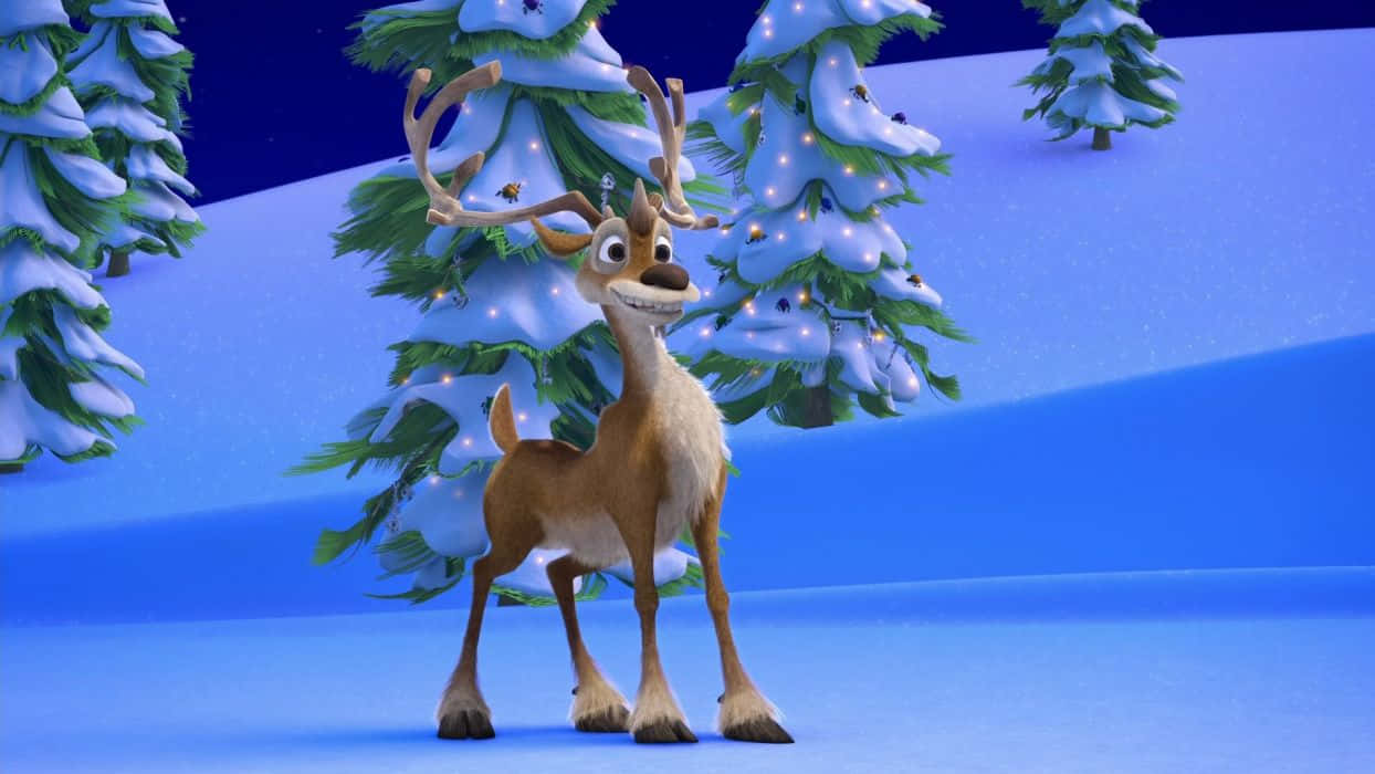 Christmas Movie 桌布 壁紙 — 一隻開心的動畫馴鹿站在白雪覆蓋的冬季森林中，發光的松樹在深藍色的天空下。