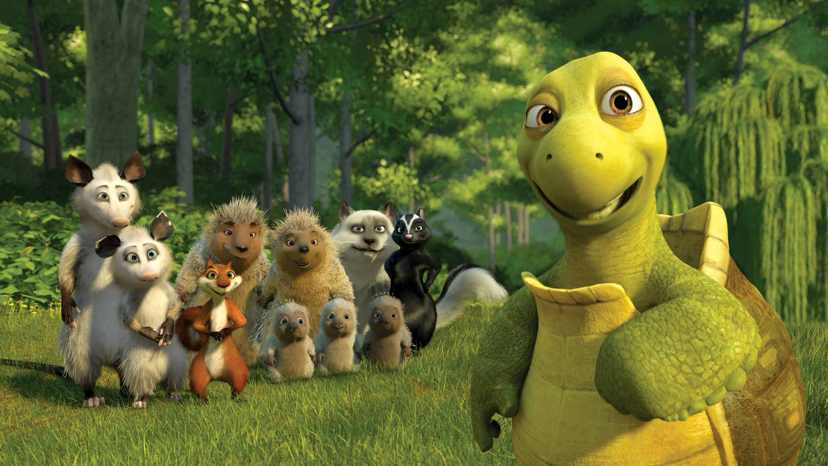 Over The Hedge 桌布 壁紙 — 一隻開心的動畫龜站在陽光普照的森林空地，一群不同的森林動物在旁觀看。
