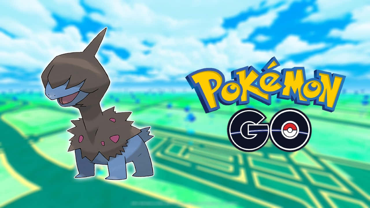 Pokemon Aesthetic 桌布 壁紙 — 一隻開心的卡蒂狗站在明亮的綠色田野中，藍天下有Pokemon GO標誌在旁邊。