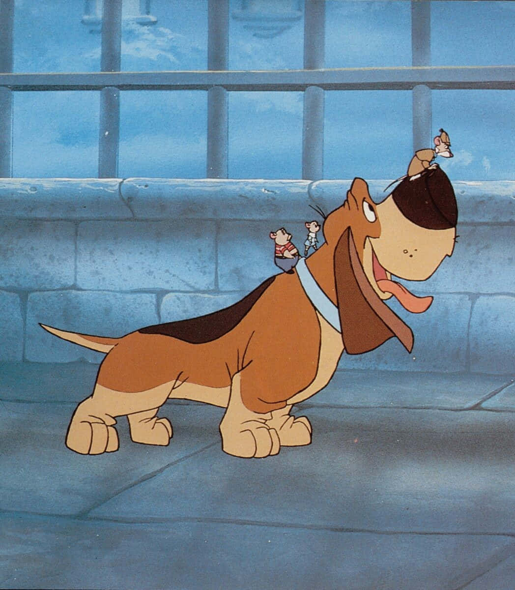The Great Mouse Detective 桌布 壁紙 — 一隻開心的卡通巴吉度獵犬，有兩隻小老鼠騎在牠身上，在藍天下的石庭院中快樂地站著。