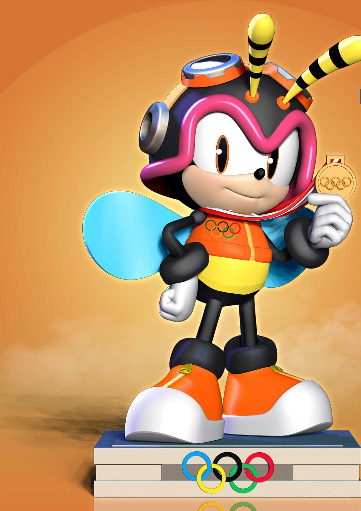 Charmy Bee 桌布 壁紙 — 一隻開心的卡通蜜蜂角色穿著奧運裝備，在溫暖橙色漸變背景前，自豪地站在頒獎台上舉起金牌。