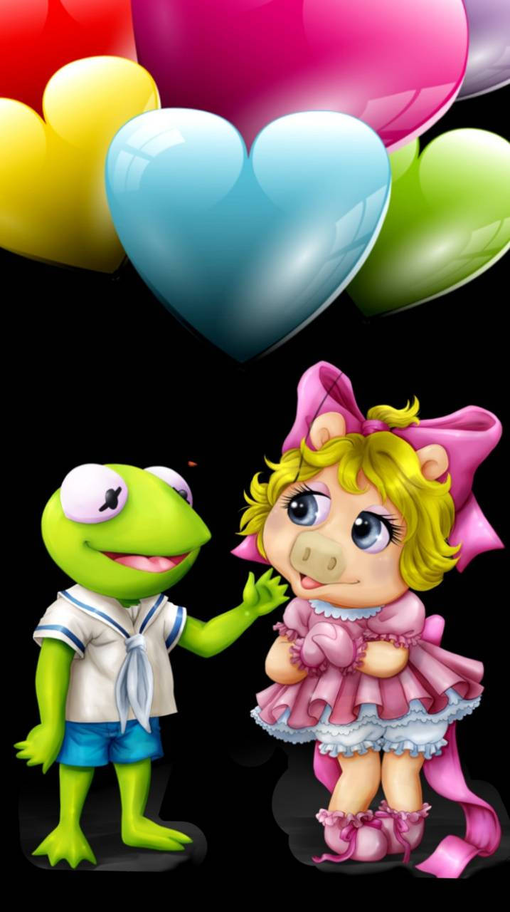 Miss Piggy 桌布 壁紙 — 一隻開心的卡通青蛙和一隻小豬站在黑色背景上漂浮的彩色心形氣球下。