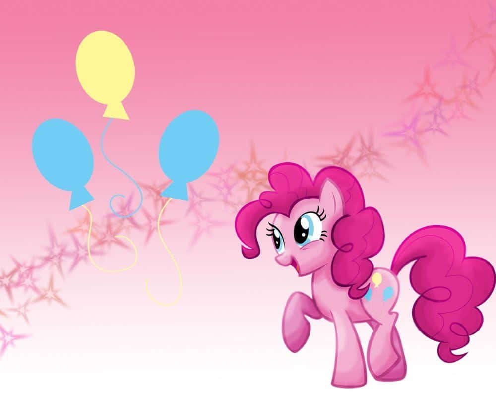 pinkie pie 桌布 壁紙 — 一隻開心的粉紅色小馬，擁有捲曲的鬃毛和尾巴，站在漂浮的黃色和藍色氣球旁邊，背景是帶有星星圖案的柔和粉紅色漸層。