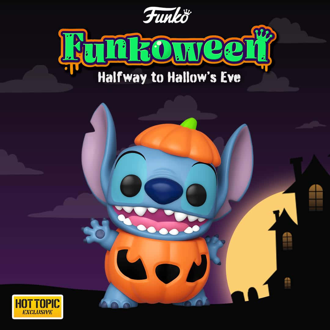 桌布 壁紙 — 一隻開心的藍色史迪奇 Funko Pop！戴著南瓜帽，穿著傑克南瓜燈服裝，站在有鬼屋和滿月的恐怖萬聖節夜晚背景前。