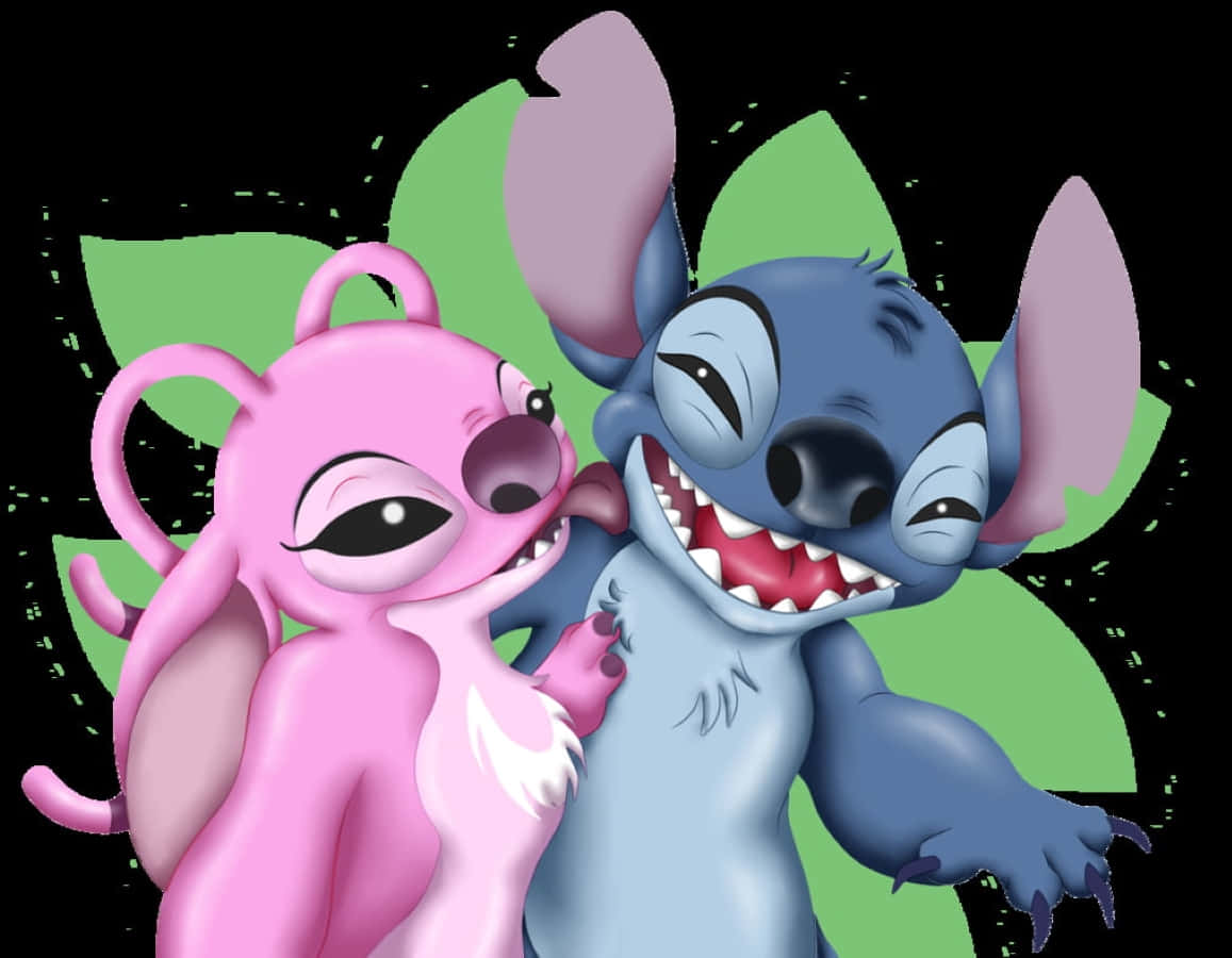 Love Stitch And Angel 桌布 壁紙 — 一隻開心的藍色史迪奇和粉紅色安琪，大眼睛，在綠色樹葉背景前擁抱。