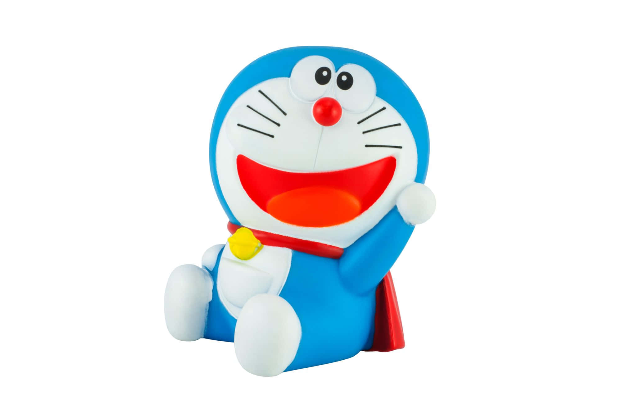 Doraemon 桌布 壁紙 — 一隻開心的藍色機器貓，有紅色鼻子和寬闊的笑容，坐在純白色背景前。