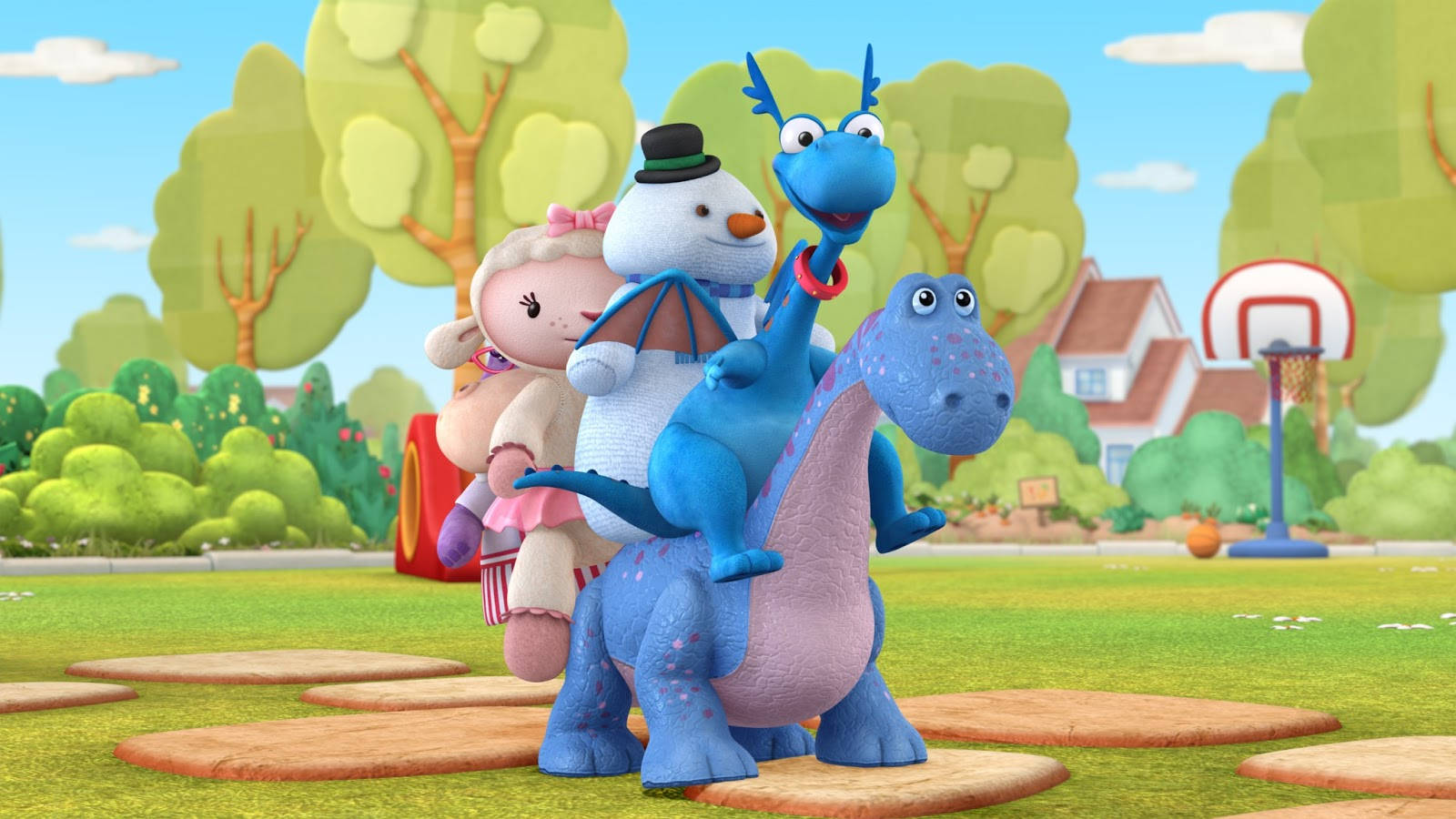 Doc Mcstuffins 桌布 壁紙 — 一隻開心的藍色龍帶著雪人和小羊穿過陽光明媚的公園，背景有木製踏腳石和籃球框。
