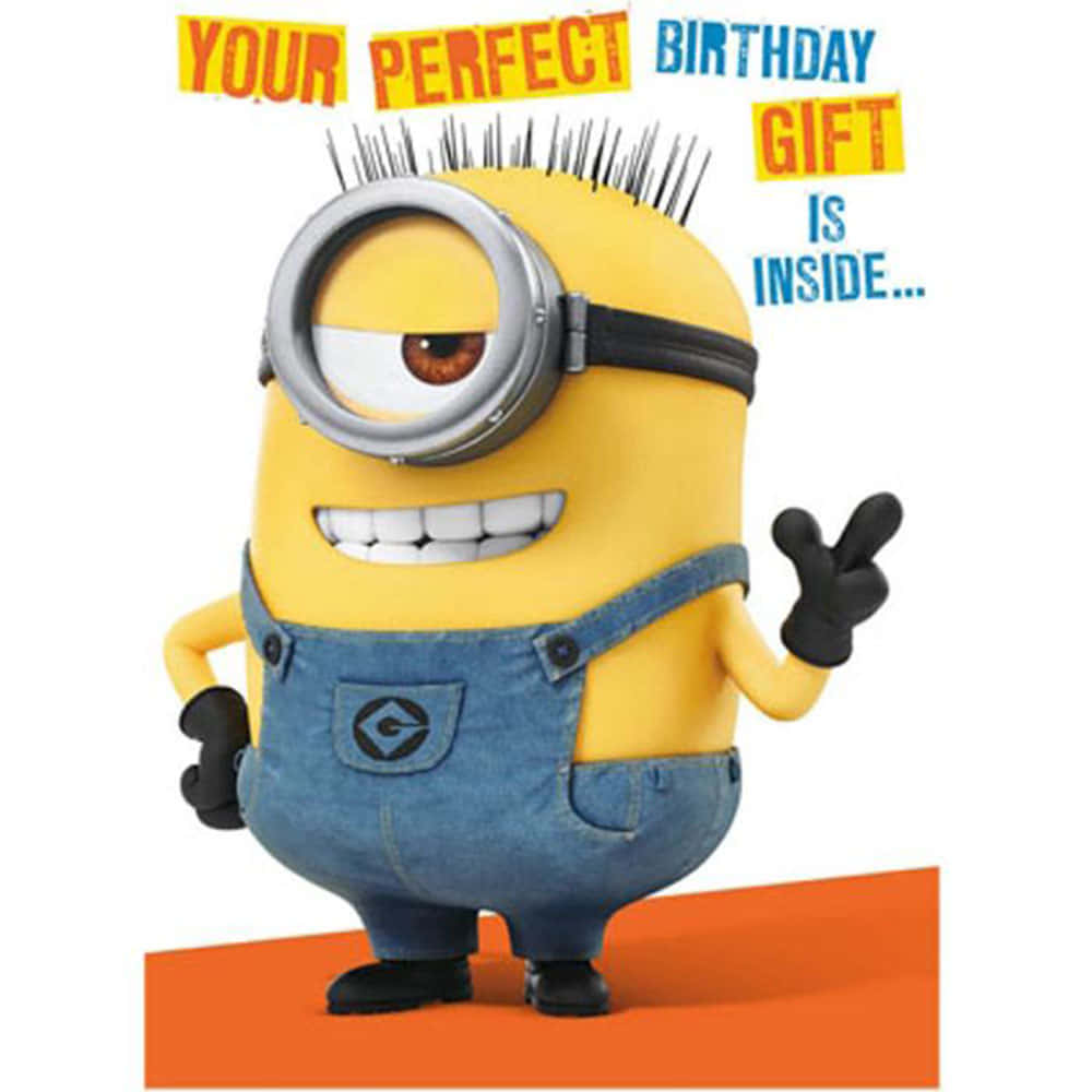 Minion Birthday 桌布 壁紙 — 一隻開心的黃色Minion，只有一隻眼睛和尖頭髮，穿著牛仔吊帶褲，在白色背景前比出和平手勢，上面有生日文字。