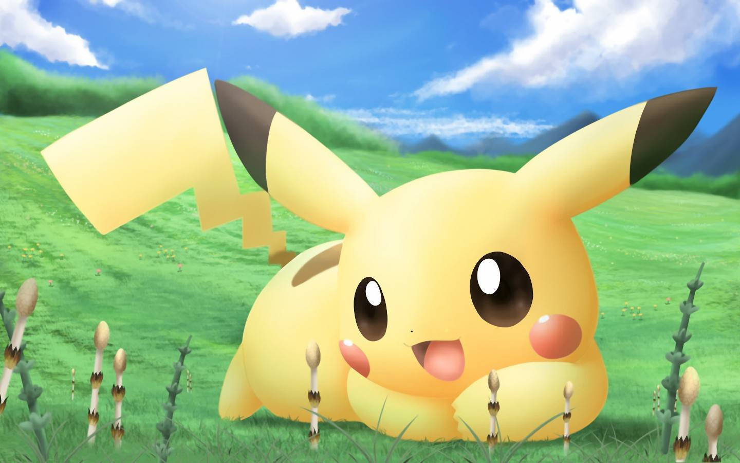 pikachu 3d 桌布 壁紙 — 一隻開心的黃色皮卡丘躺在草地上，頭上是晴朗的藍天和 fluffy 白雲。