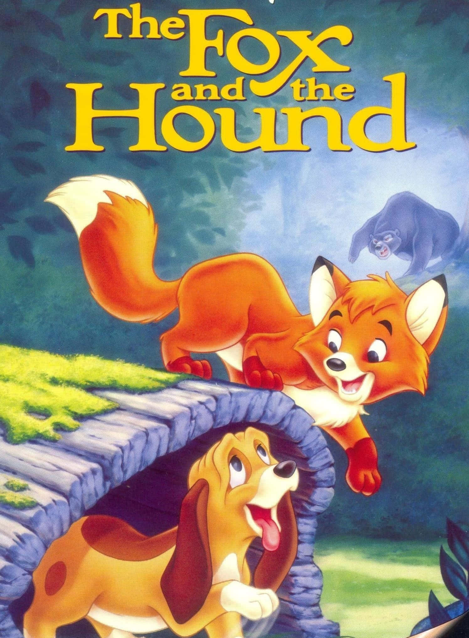 the fox and the hound 桌布 壁紙 — 一隻開朗的橙色狐狸和一隻快樂的獵犬從茂密森林中的石隧道探出頭來，背景中有一隻威脅性的熊若隱若現。