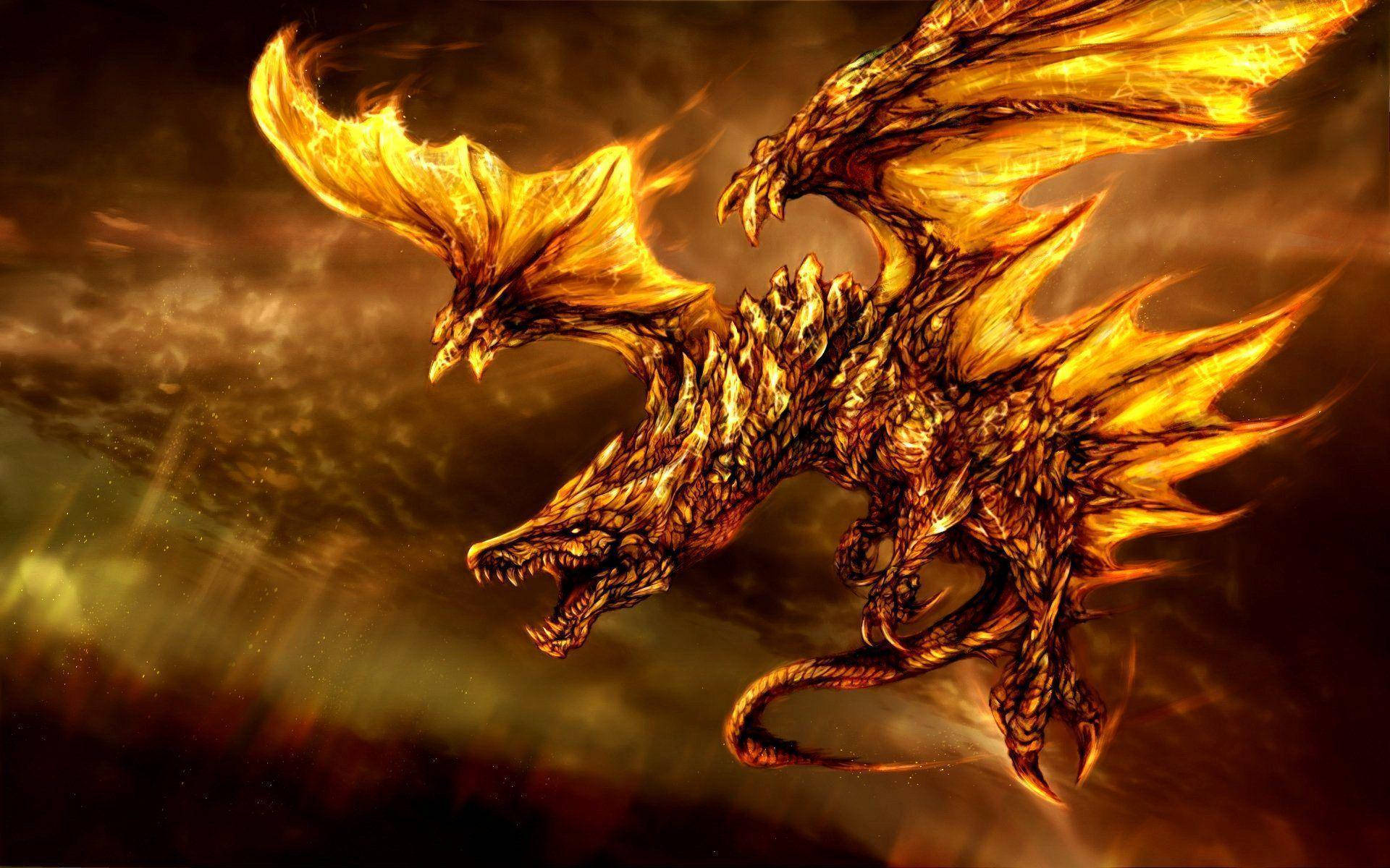 Cool Dragon 桌布 壁紙 — 一隻雄偉的三頭金色巨龍，展開火焰翅膀，在煙霧瀰漫的暮色天空中翱翔。