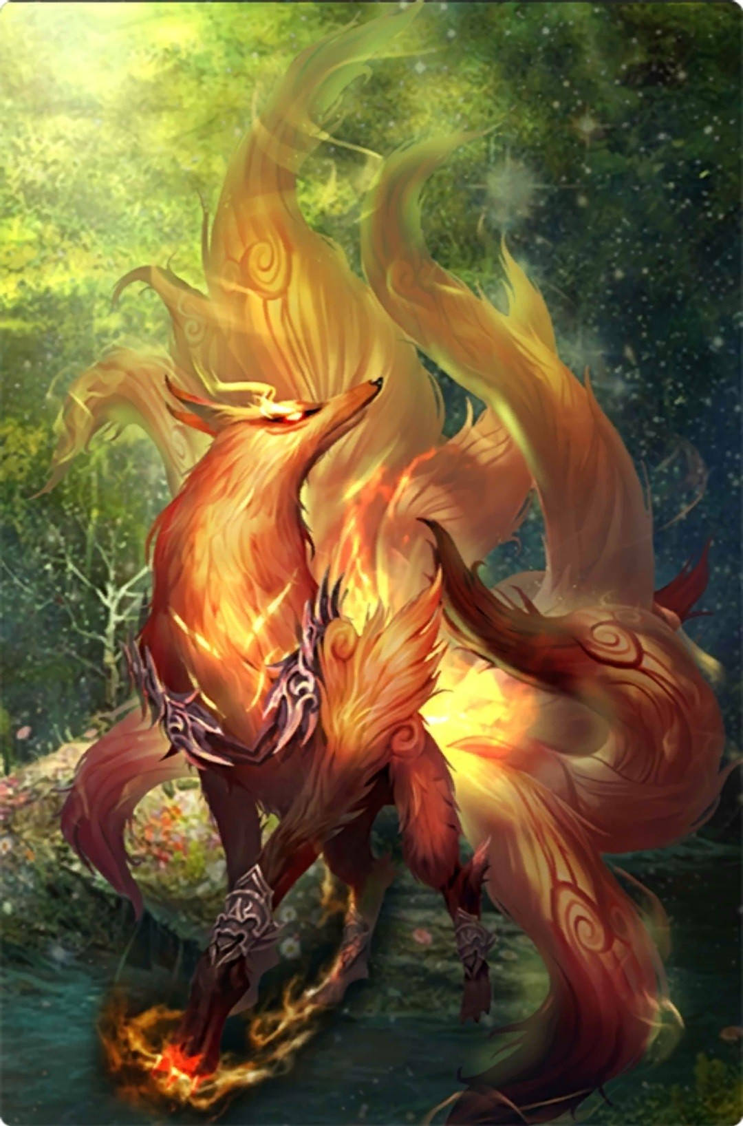 九尾狐 桌布 壁紙 — 一隻雄偉的九尾狐，擁有發光的橙色毛皮和旋轉的火焰，站在一個沐浴在空靈綠光中的神秘森林裡。