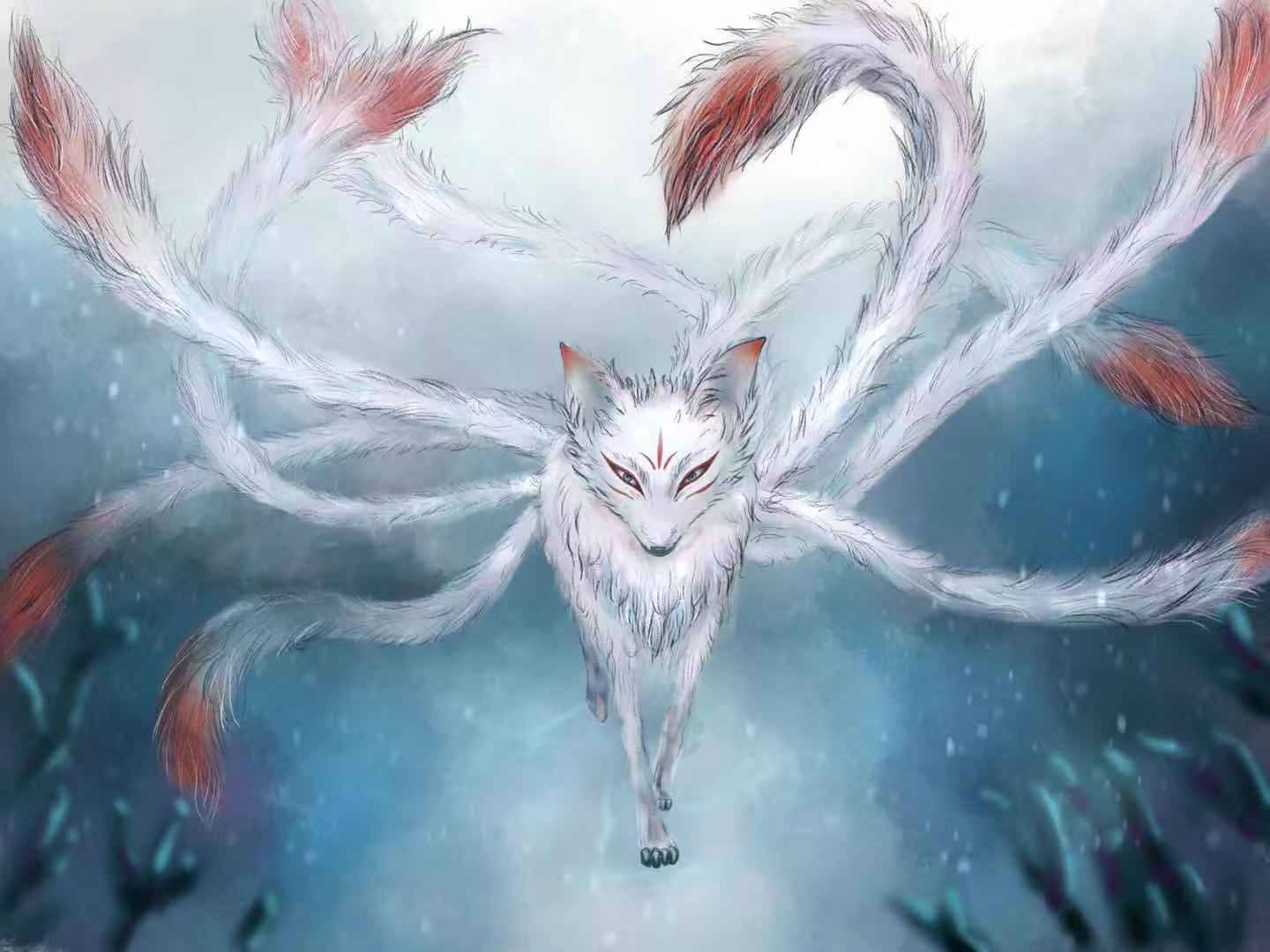 九尾狐 桌布 壁紙 — 一隻雄偉的九尾白狐，尾巴尖端呈紅色，在神秘的藍白相間雪景中滑翔。