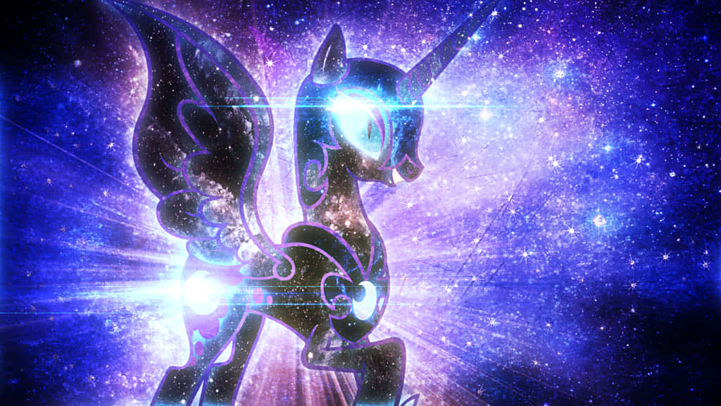 Nightmare Moon 桌布 壁紙 — 一隻雄偉的宇宙獨角獸，擁有發光的眼睛和翅膀，在充滿活力的紫色和藍色星空中散發光芒。