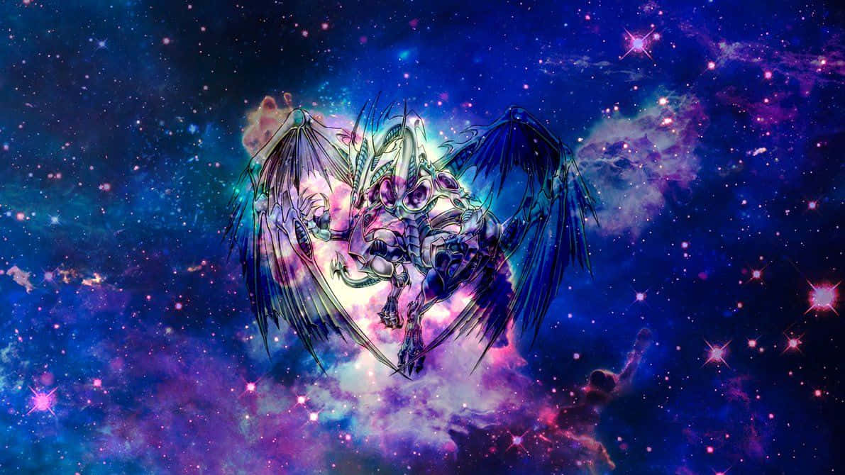 龍 桌布 壁紙 — 一隻雄偉的帶翼巨龍，雙眼發光，翱翔於充滿星辰和旋轉紫藍色雲彩的鮮豔宇宙星雲中。