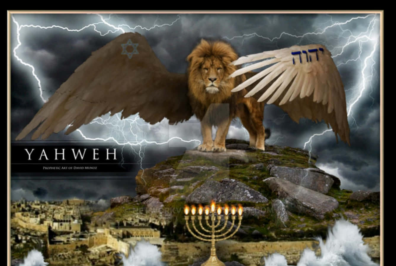 Yahweh 桌布 壁紙 — 一隻雄偉的有翼獅子，翅膀上有希伯來文，站在岩石山峰上，背景是風雨交加的天空和閃電。