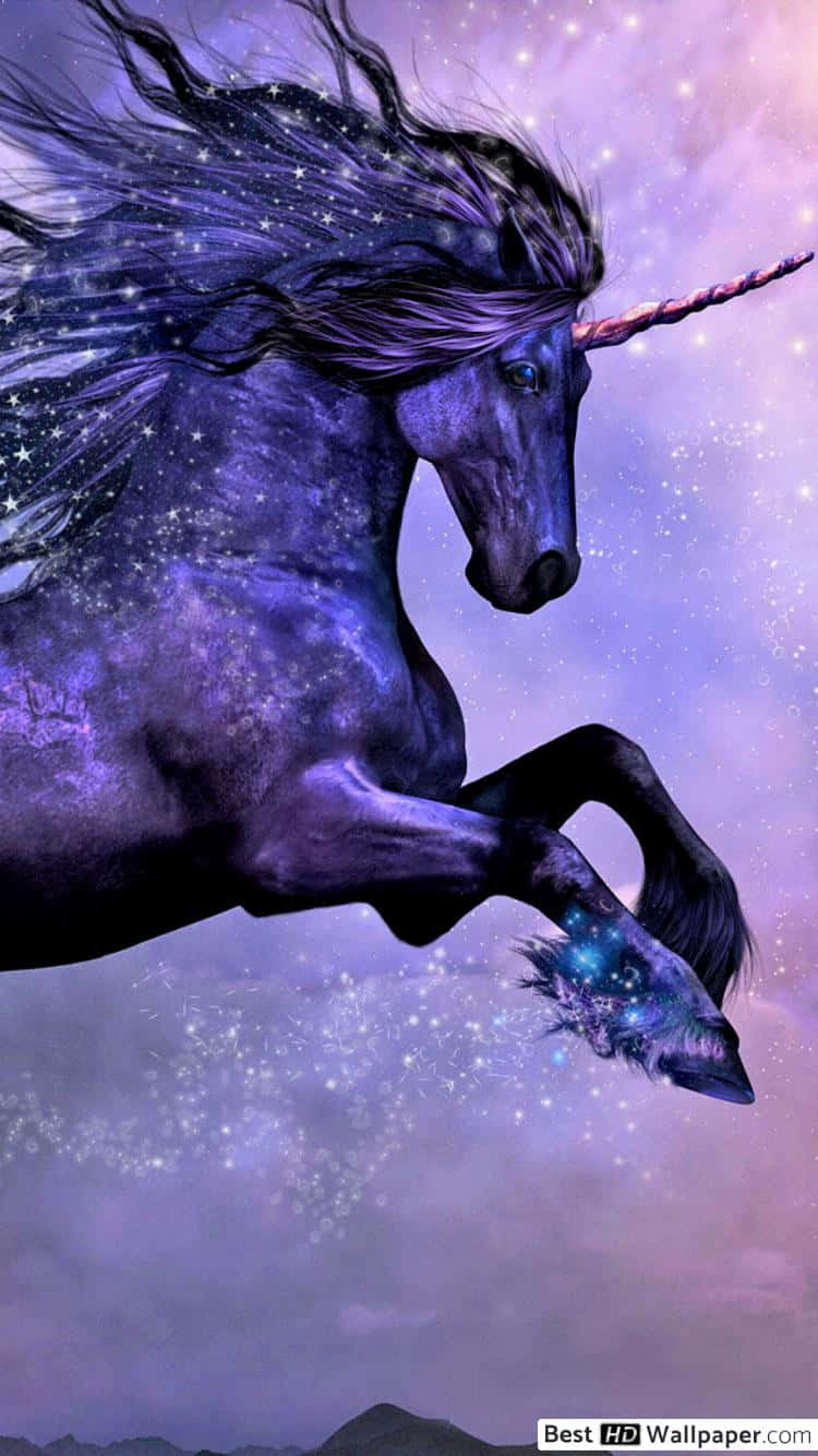 Unicorn Aesthetic 桌布 壁紙 — 一隻雄偉的深紫色獨角獸，擁有星塵鬃毛和角，在充滿發光粒子的宇宙天空中奔馳。