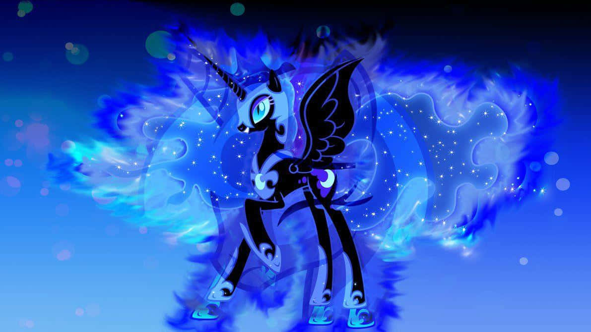 Nightmare Moon 桌布 壁紙 — 一隻雄偉的深藍色獨角獸，擁有發光的翅膀和角，在繁星點點的宇宙背景下散發魔法能量。
