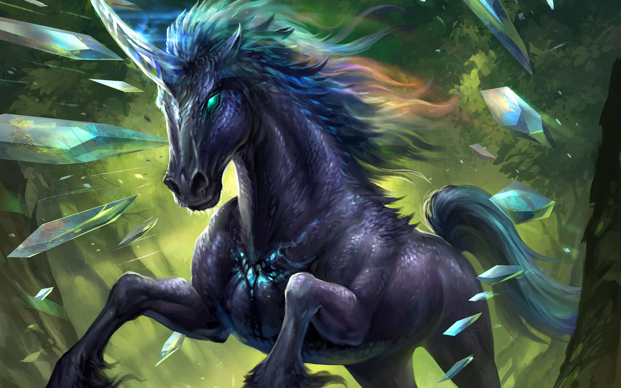 Magical Unicorn 桌布 壁紙 — 一隻雄偉的深藍色獨角獸，擁有發光的綠色眼睛，奔騰穿過神秘的森林，周圍環繞著漂浮的水晶碎片。
