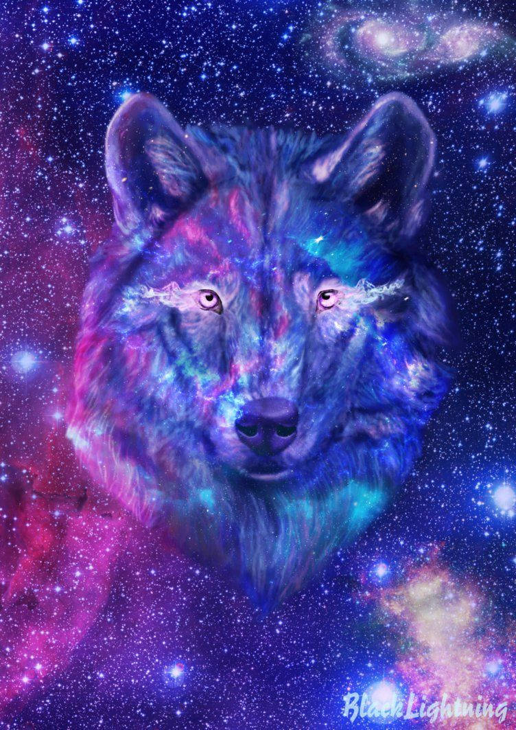 可愛的狼 桌布 壁紙 — 一隻雄偉的狼臉在星雲背景下散發宇宙能量，背景有旋轉的星系和充滿活力的紫色、藍色和粉紅色調。
