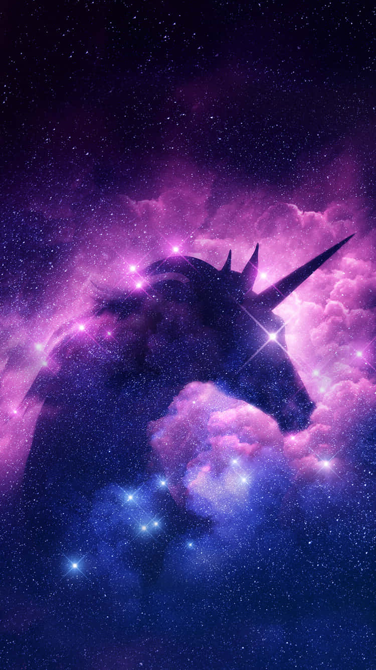 獨角獸 桌布 壁紙 — 一隻雄偉的獨角獸剪影在充滿閃爍星星的鮮豔紫色和藍色宇宙星雲中發光。