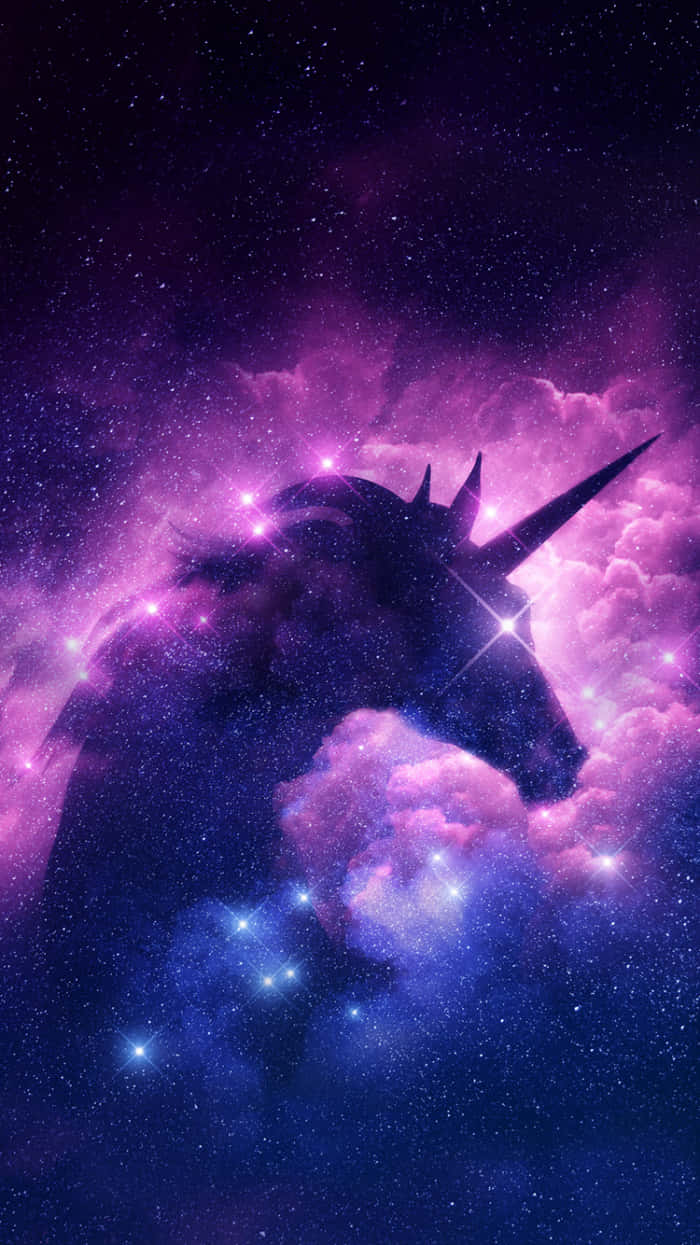 獨角獸 桌布 壁紙 — 一隻雄偉的獨角獸剪影從充滿閃爍星星的宇宙紫色和藍色星雲中浮現。