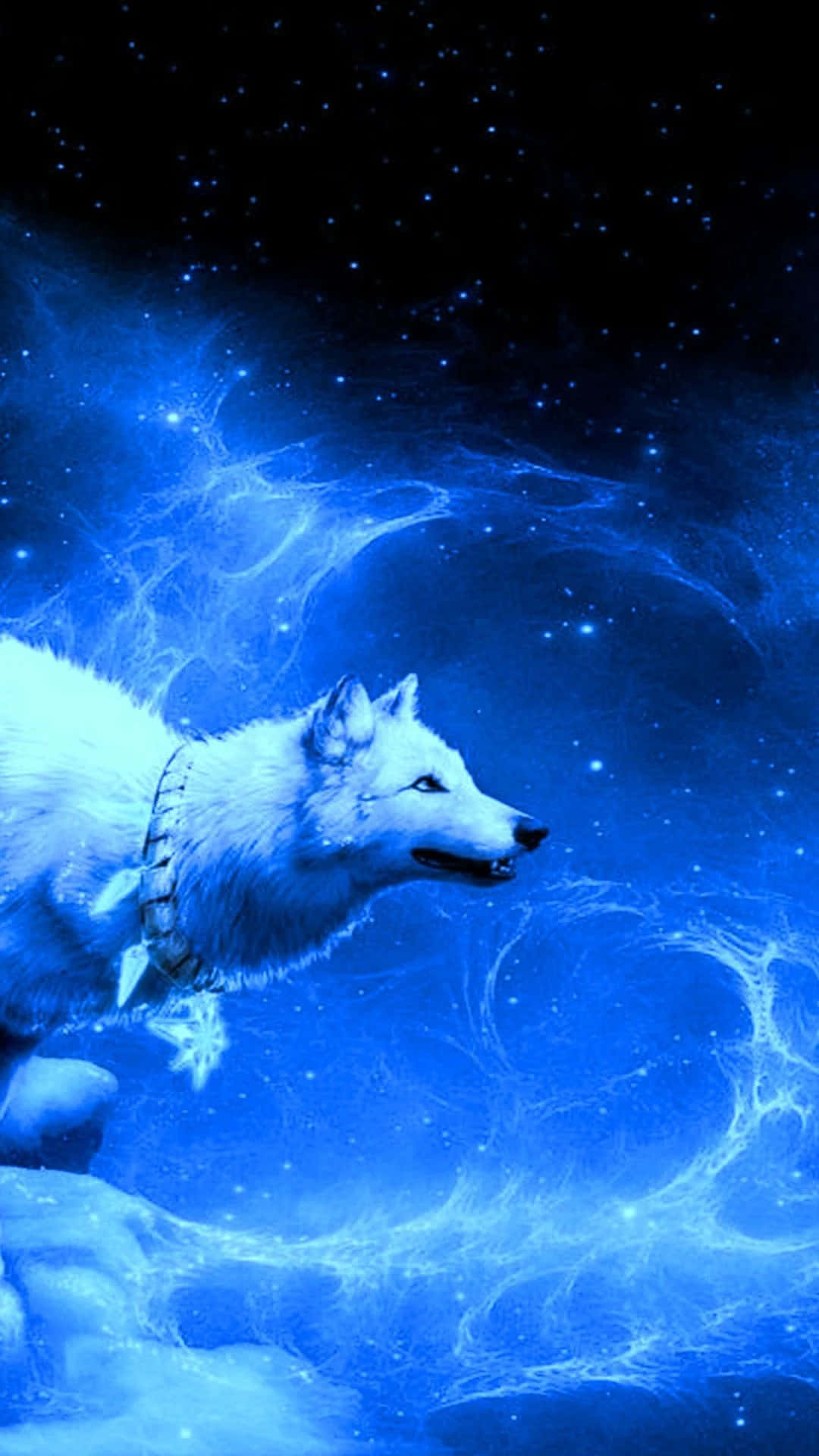 極光 桌布 壁紙 — 一隻雄偉的白狼，戴著羽毛項圈，站在星空下宇宙藍色星雲中。