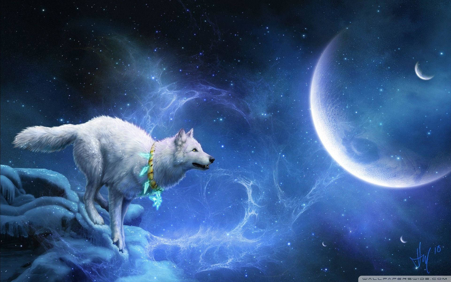 酷炫狼 桌布 壁紙 — 一隻雄偉的白狼站在冰天雪地上，凝視著星空中發光的彎月。