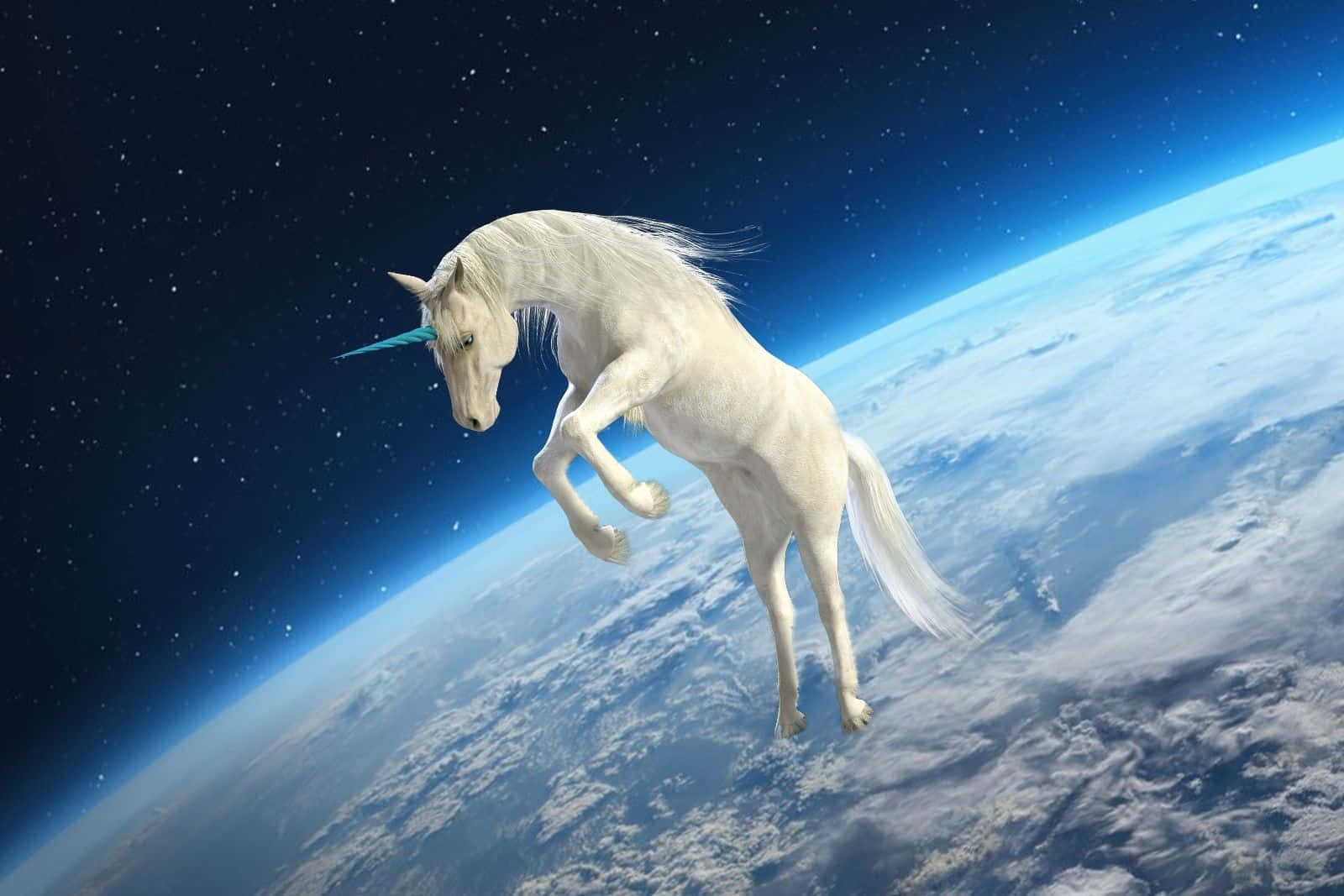 獨角獸 桌布 壁紙 — 一隻雄偉的白色獨角獸，帶有發光的角，在星空宇宙背景下優雅地跳躍在地球彎曲的地平線之上。
