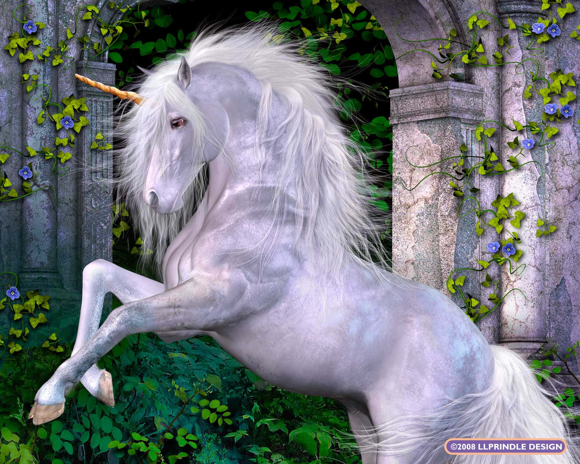 Magical Unicorn 桌布 壁紙 — 一隻雄偉的白色獨角獸，擁有金色獨角，優雅地穿過一座古老的石拱門，拱門上長滿了茂密的綠色藤蔓和藍色花朵。