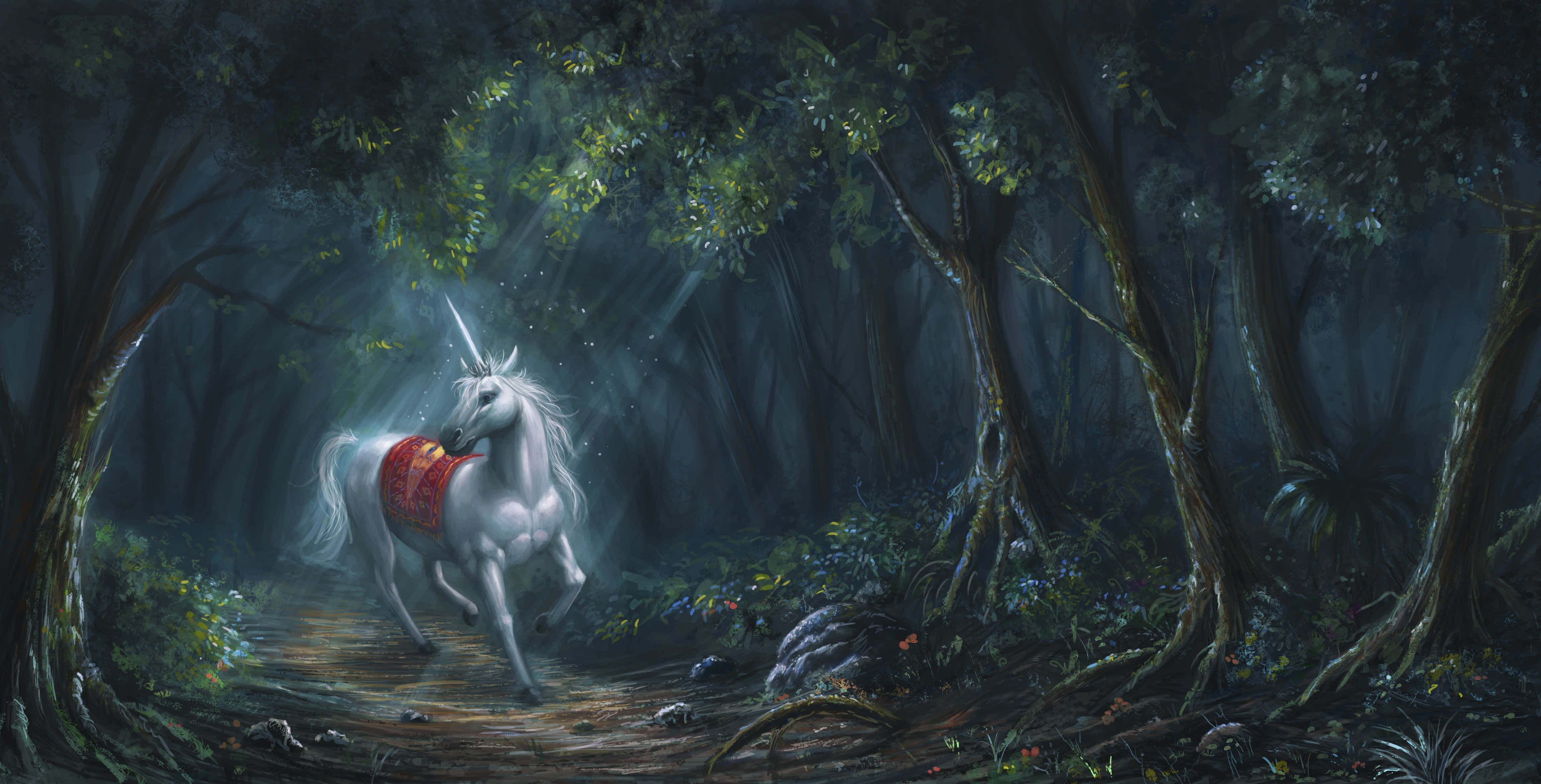 Magical Unicorn 桌布 壁紙 — 一隻雄偉的白色獨角獸，有著發光的角和紅色馬鞍，在沐浴在柔和月光下的迷霧魔法森林中漫步。