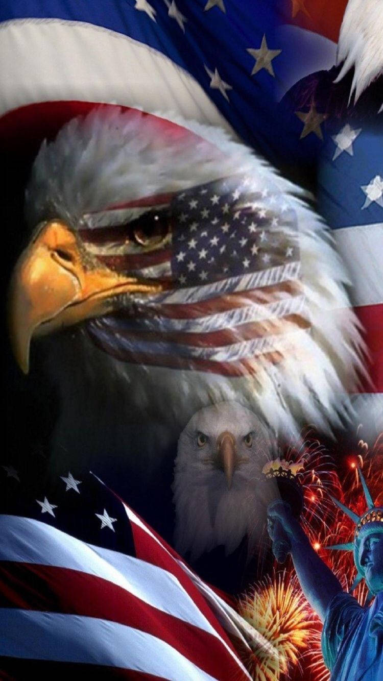American Eagle 桌布 壁紙 — 一隻雄偉的白頭鷹，臉上帶有美國國旗圖案，在煙火和自由女神像的背景下突出地站立。