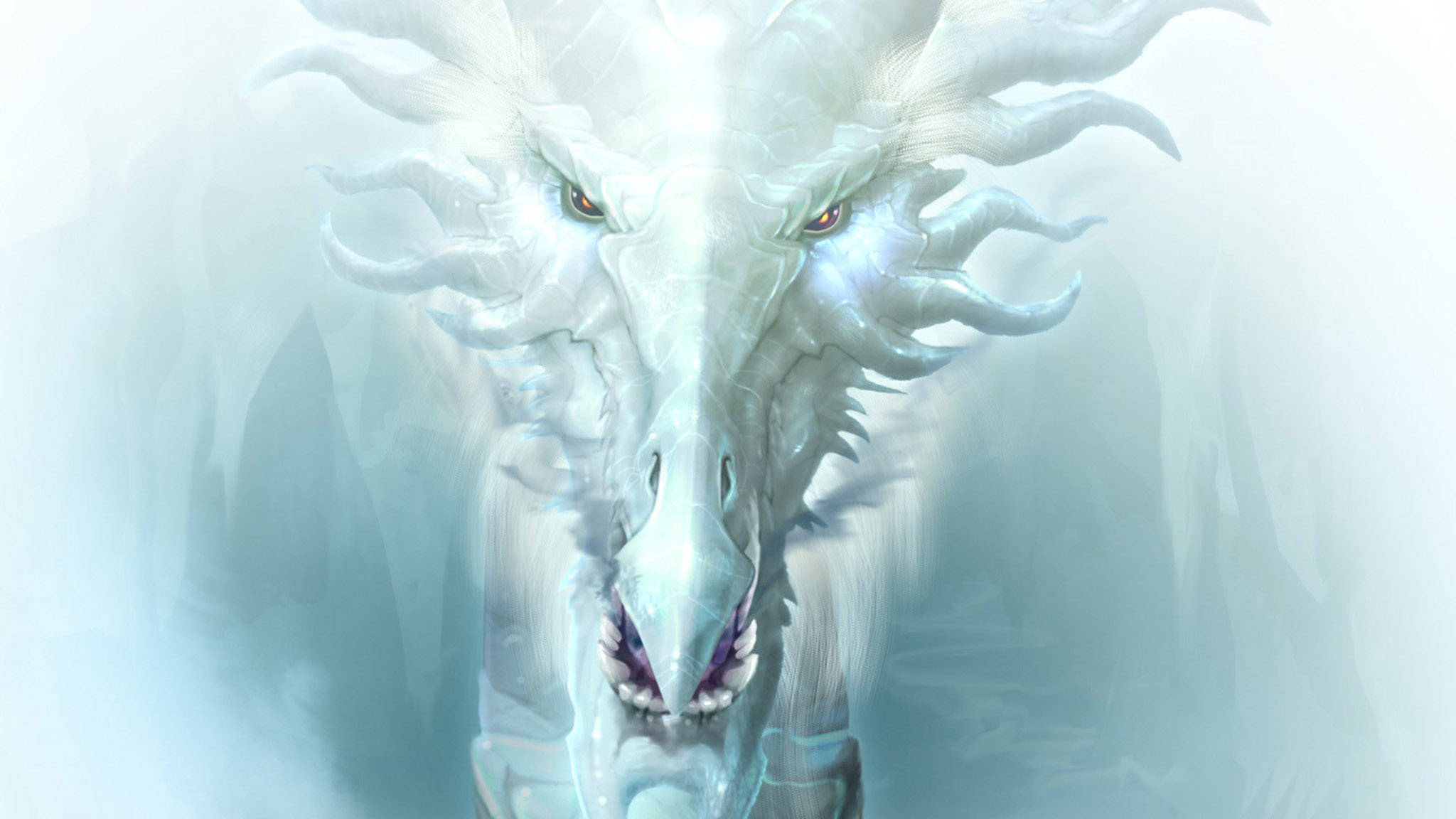 Ice Dragon 桌布 壁紙 — 一隻雄偉的白龍，擁有琥珀色發光的眼睛和冰角，從迷霧繚繞的空靈背景中凝視著。