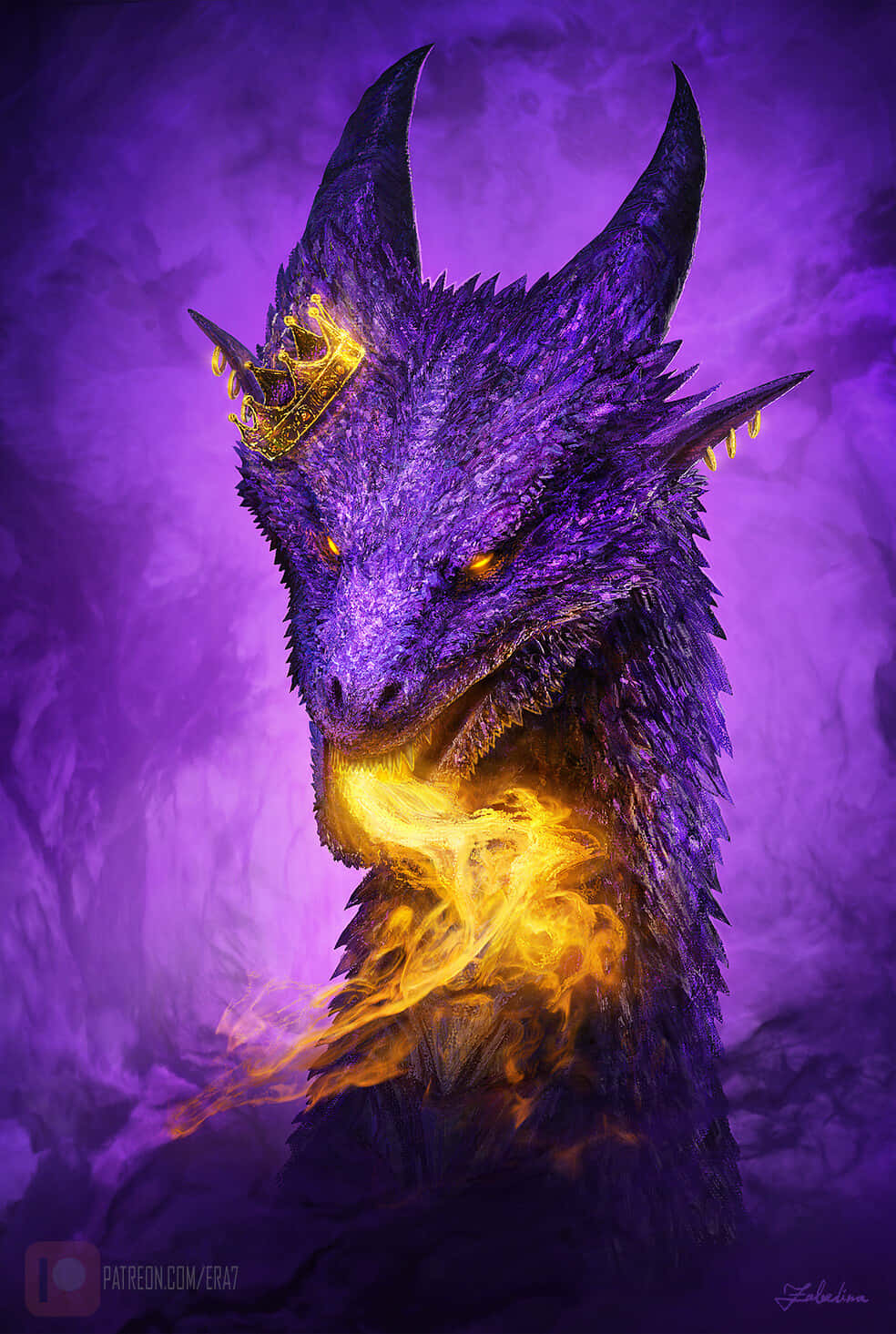 Mystical Dragon 桌布 壁紙 — 一隻雄偉的紫色龍，擁有發光的橙色眼睛和金色王冠，在煙霧繚繞的紫色背景下噴出熾熱的火焰。