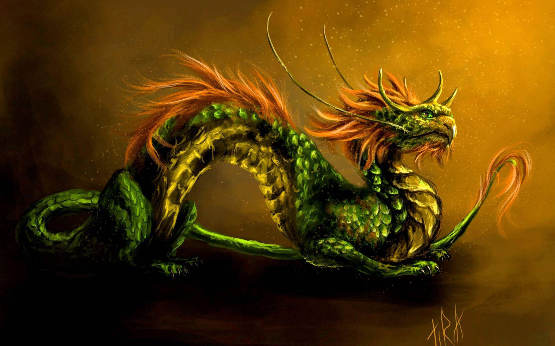 Earth Dragon 桌布 壁紙 — 一隻雄偉的綠色龍，擁有火紅橙色的鬃毛和尾巴，在溫暖的金色背景下閃耀。
