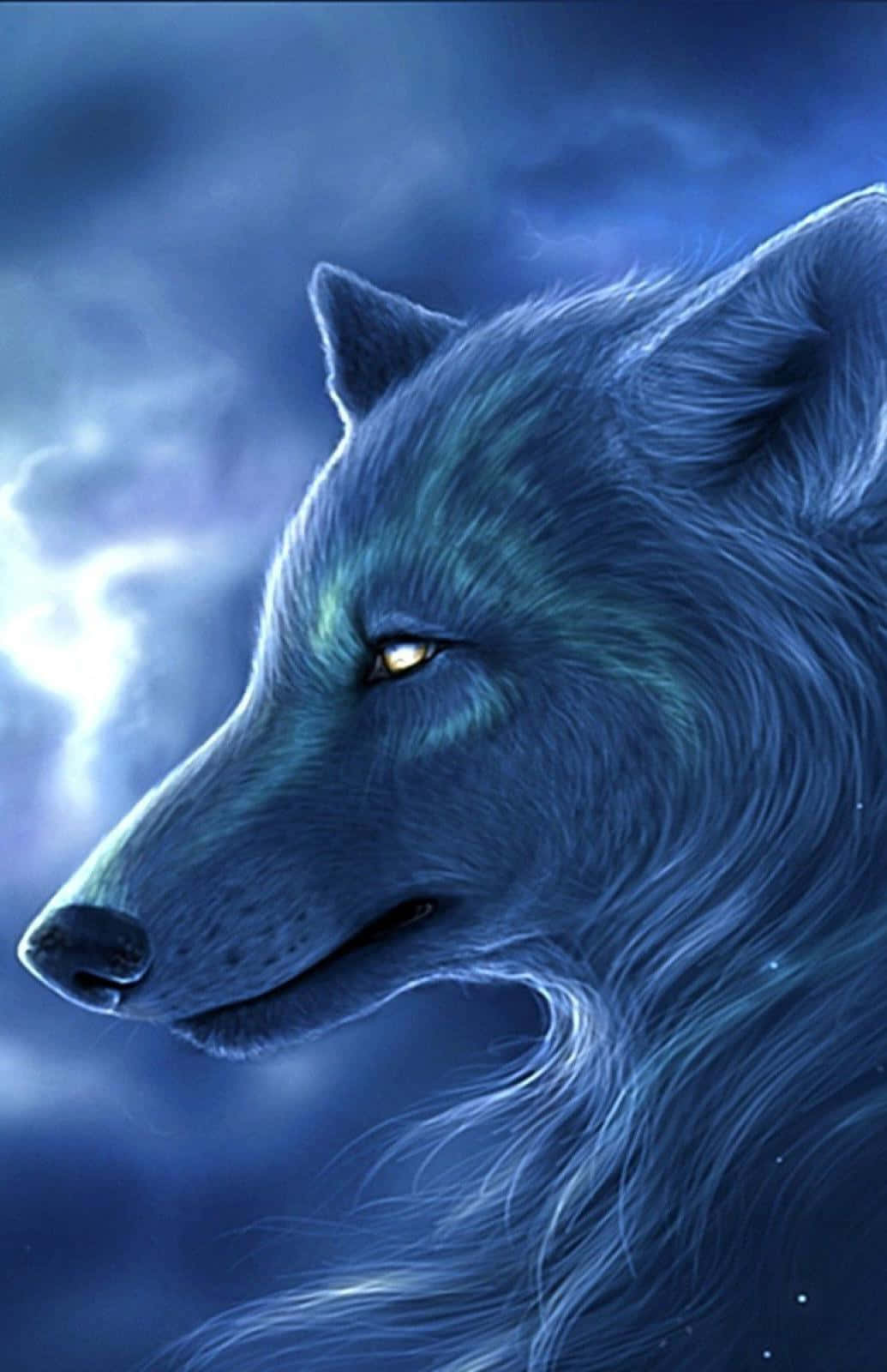 Alpha Wolf 桌布 壁紙 — 一隻雄偉的藍色狼，擁有發光的琥珀色眼睛，在充滿電雲的暴風雨黃昏天空中凝視著。