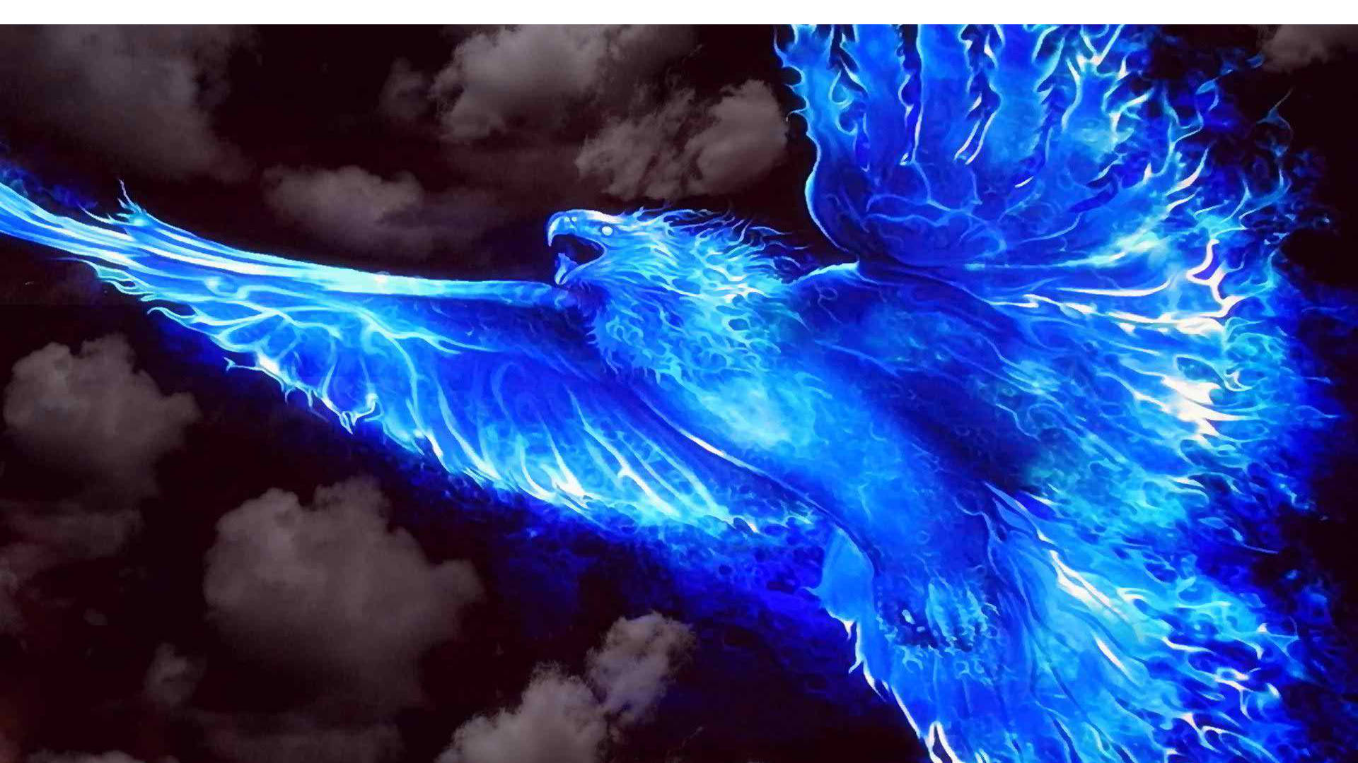 Flames 桌布 壁紙 — 一隻雄偉的藍色鳳凰，翅膀發光，在陰暗多雲的天空中翱翔，散發著電能。
